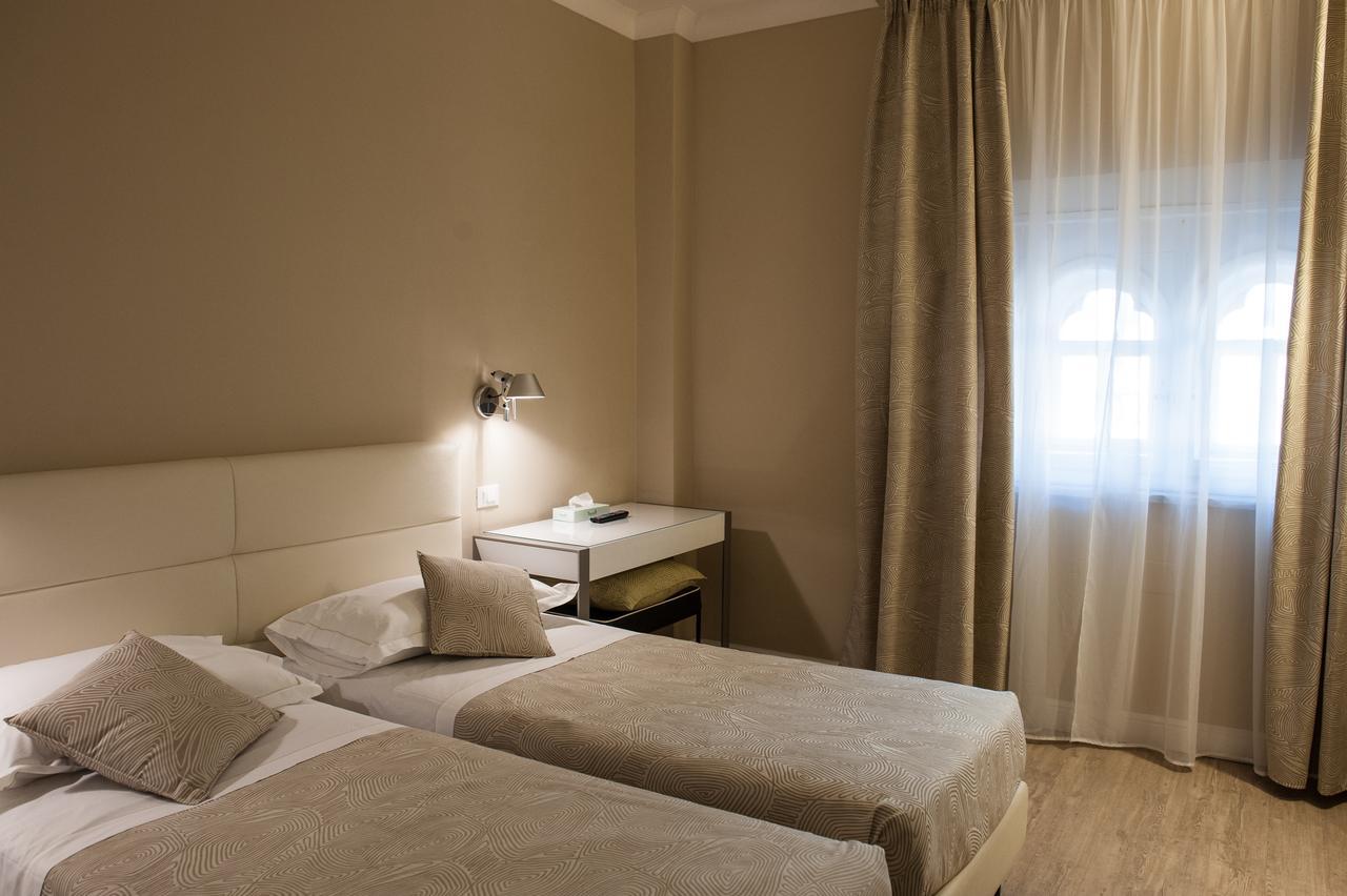 Hotel Universal Livorno Bagian luar foto